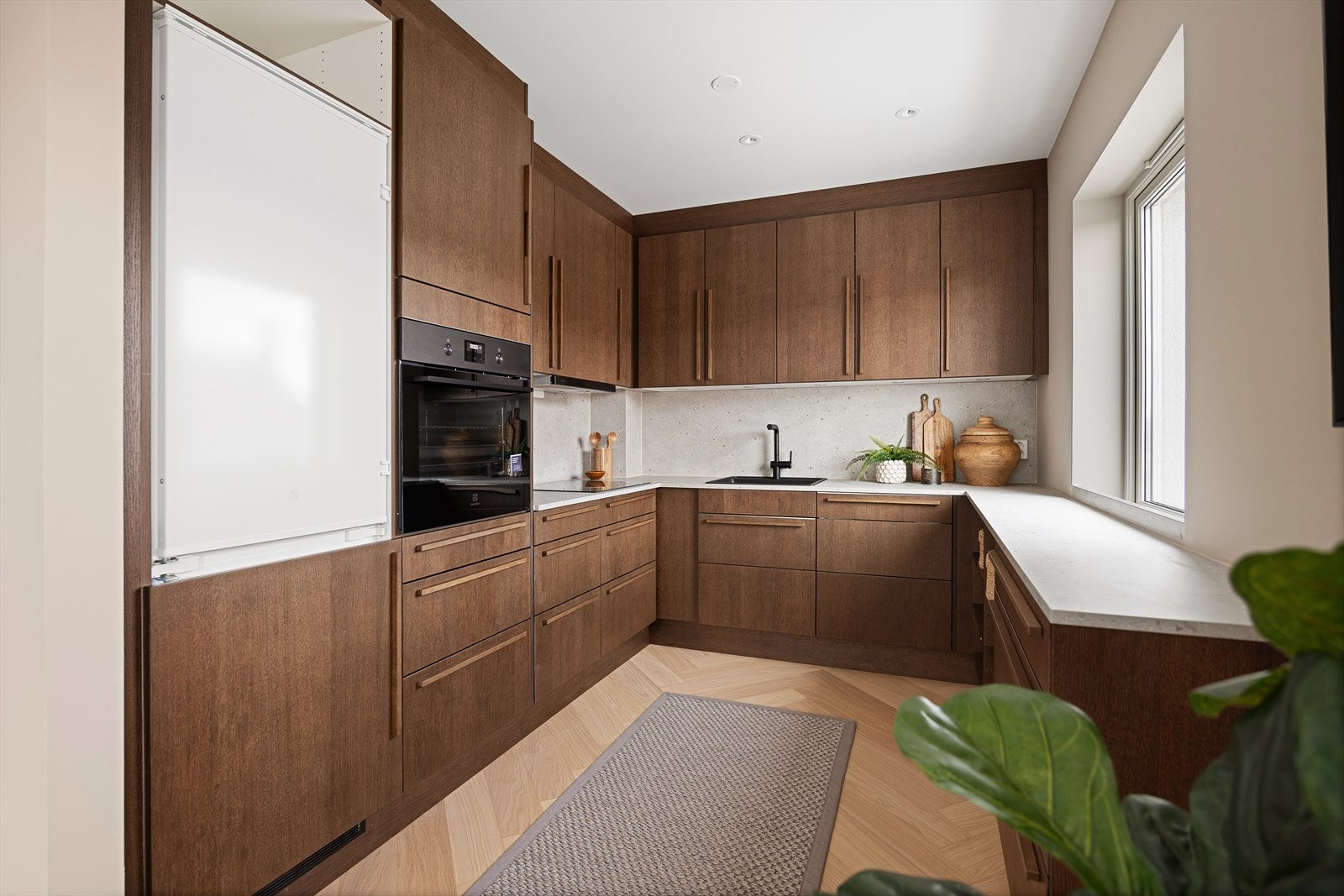 Lekkert Sigdal kjøkken fra 2025. Kjøleskapsdør er nå montert. Galleribilde