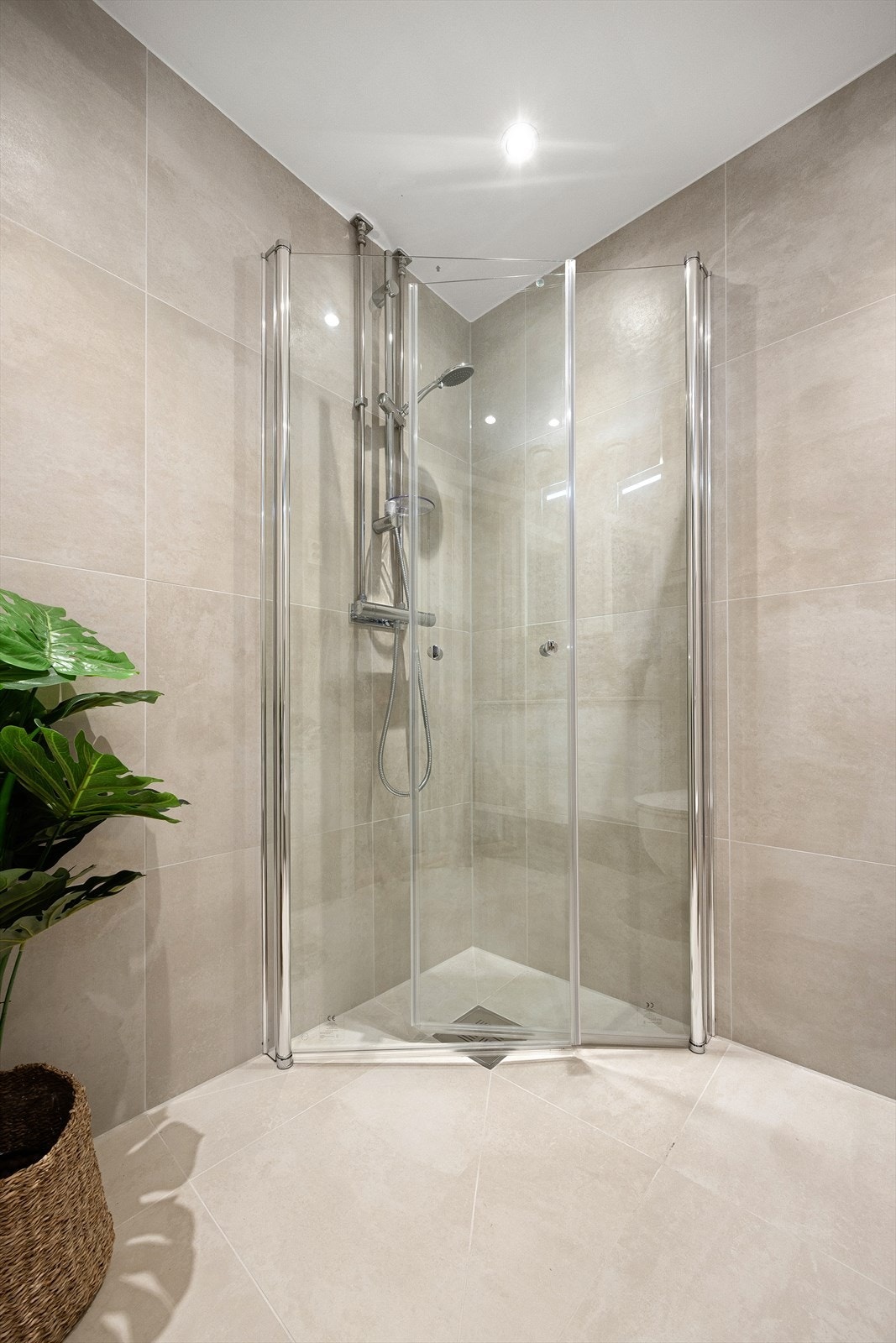 Badet ble overflateoppusset i 2025/2026, samt montert ny baderomsinnredning Galleribilde