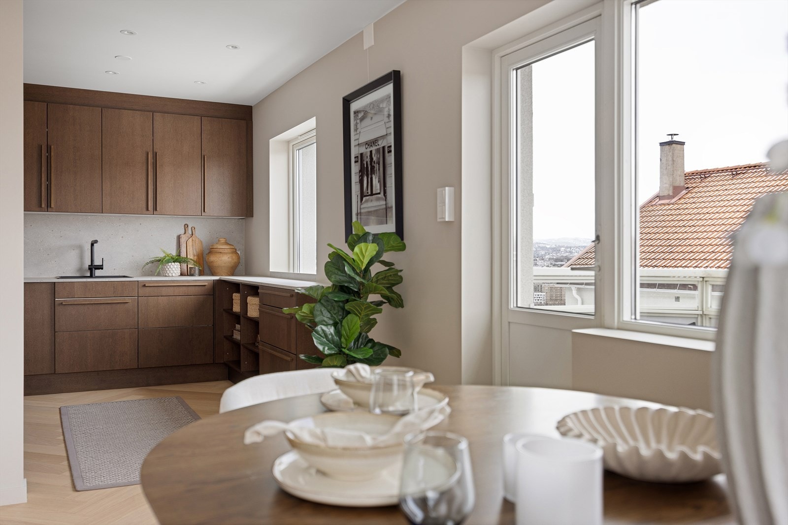 Leiligheten er lys og luftig med store vindusflater i 2-lags isolerglass fra 2006 som slipper rikelig inn med dagslys Galleribilde