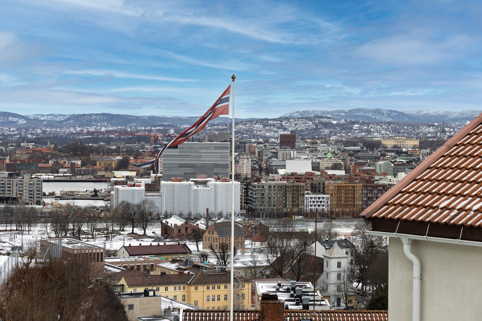 Leiligheten ligger i byggets 2.etasje og inneholder: Entré, stue, kjøkken, bad og to soverom. I tillegg til en herlig balkong på 5 kvm Galleribilde