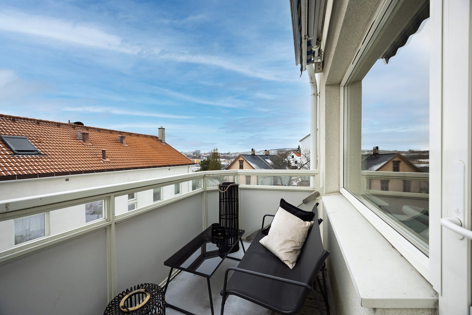 Fra stue/kjøkken er det adgang til flott balkong på 5 kvm Galleribilde