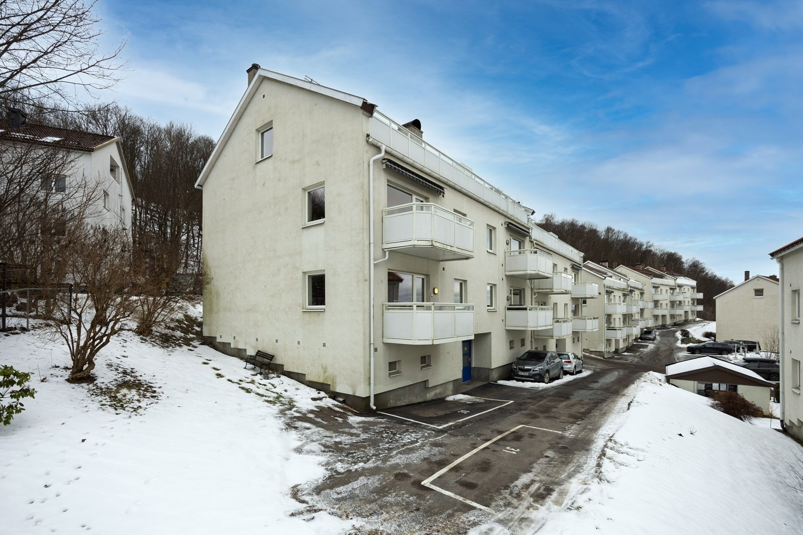 Fasade. Parkeringsplass kan leies gjennom sameiet etter søknad til styret Galleribilde