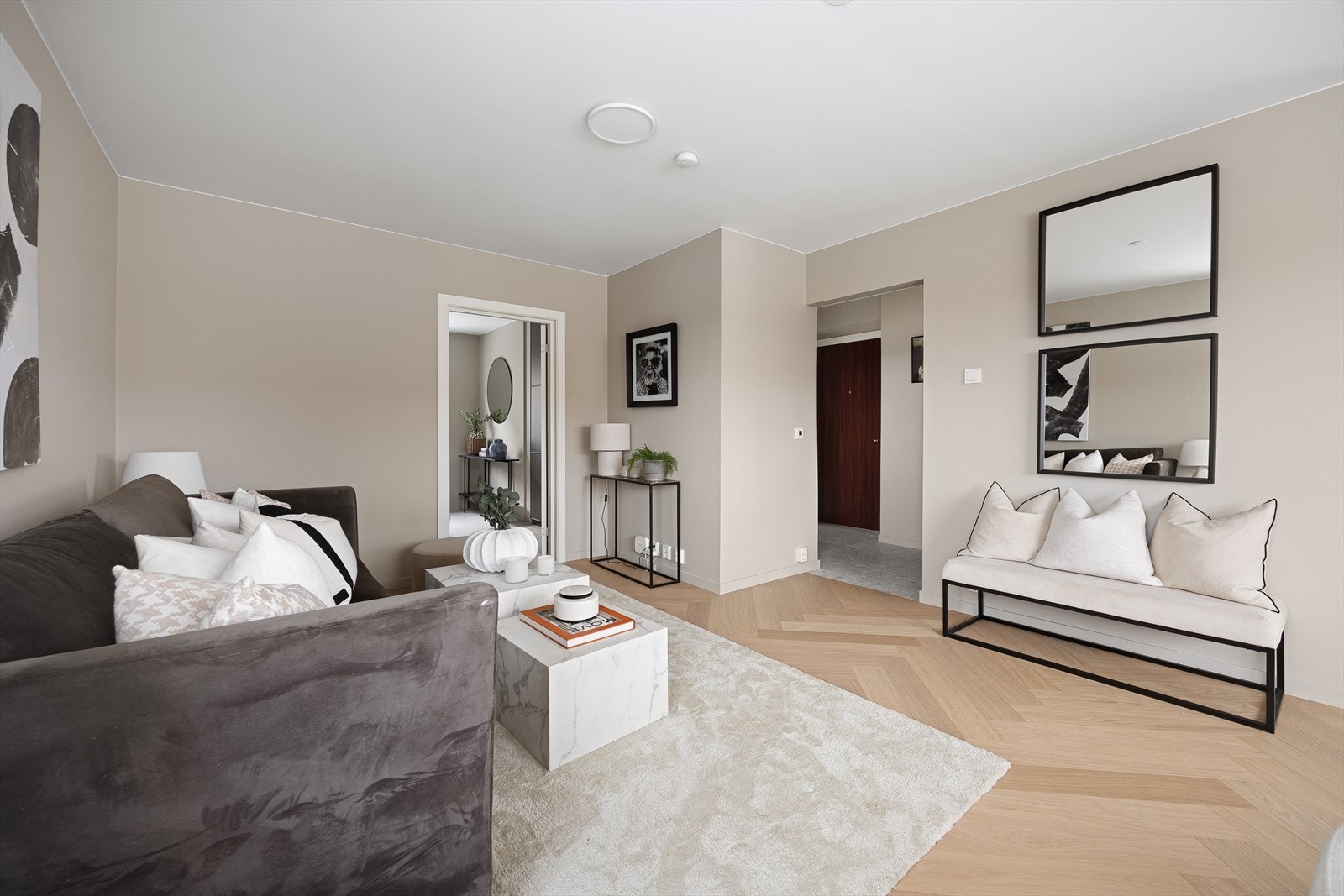 Den praktiske planløsningen gir en luftig romfølelse og naturlige soner med gode møbleringsmuligheter Galleribilde