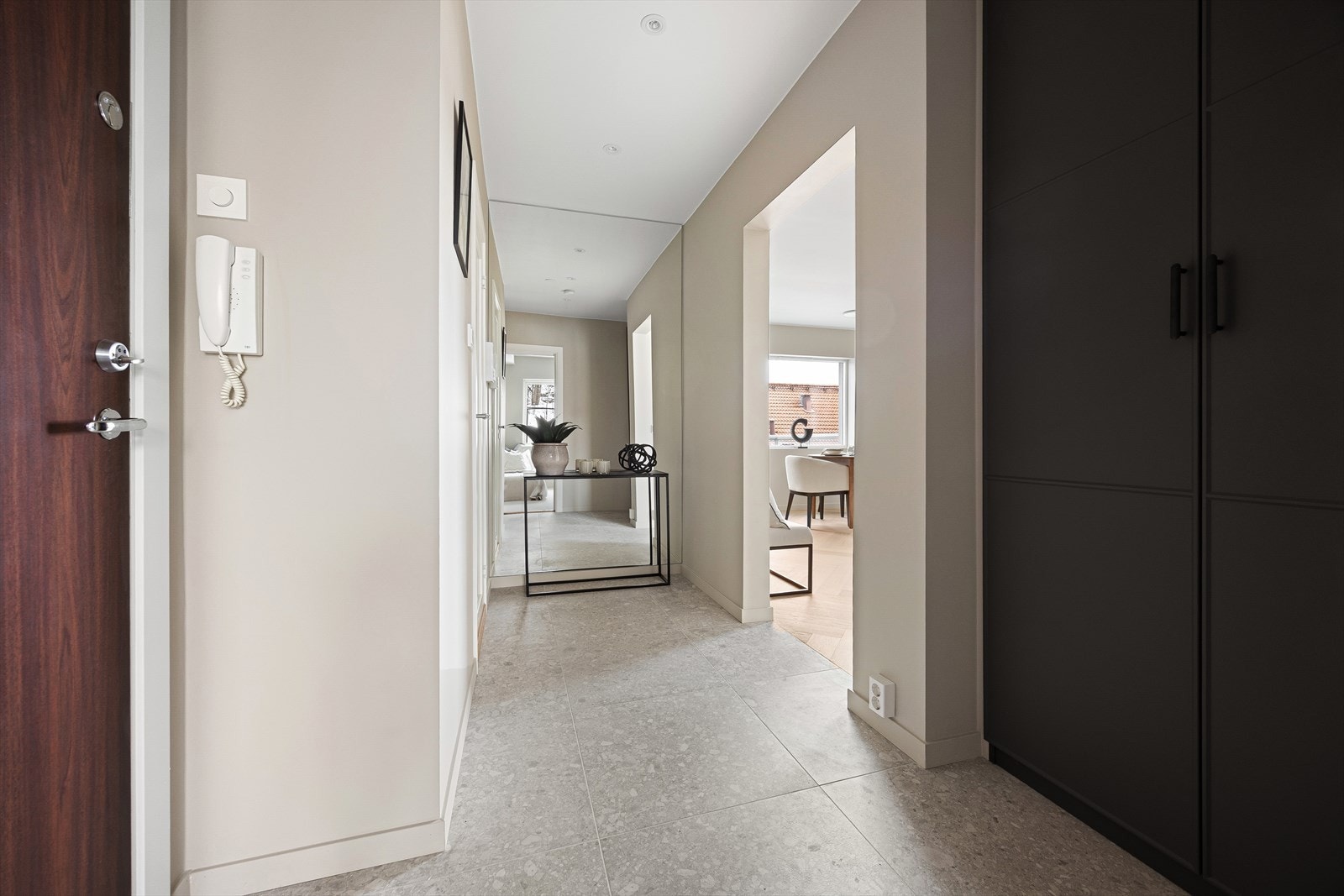 Stor entrè innredet med porttelefon og praktisk garderobeløsning Galleribilde