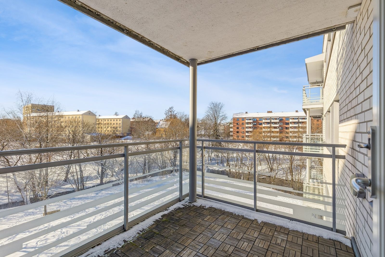 Stor balkong med ustikt utover akerselva. Galleribilde