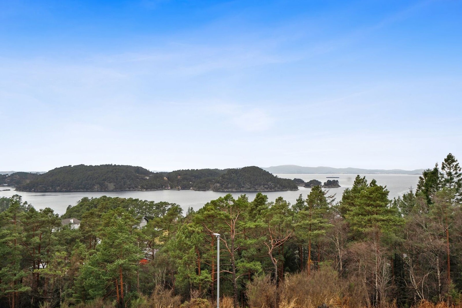 Utsikt mot Strønesjøen og Korsfjorden Galleribilde