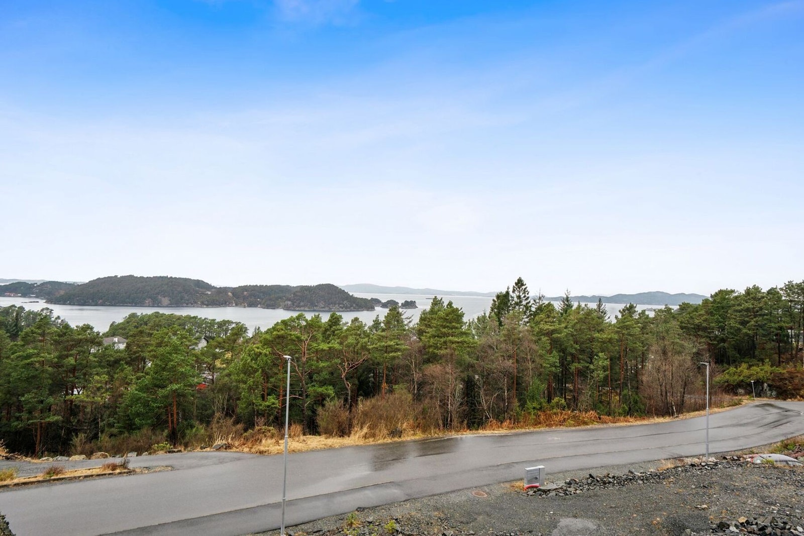 Det er kort avstand til nærmeste badestrand Stokkavika, og Ervikane - et fantastisk friluftsområde med turstier og strender - ligger også i nærheten. Galleribilde