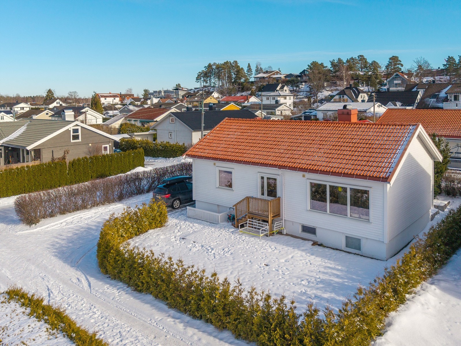 Området er rolig, trafikkstille og svært barnevennlig med diverse lekeplasser, skoler, barnehager samt tur -og rekreasjonsområder og idrettsanlegg i umiddelbar nærhet. Galleribilde