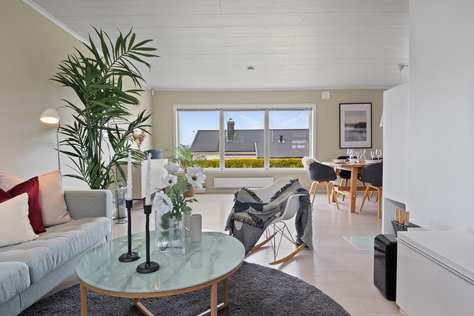 Store vindusflater ut mot hagen. Galleribilde