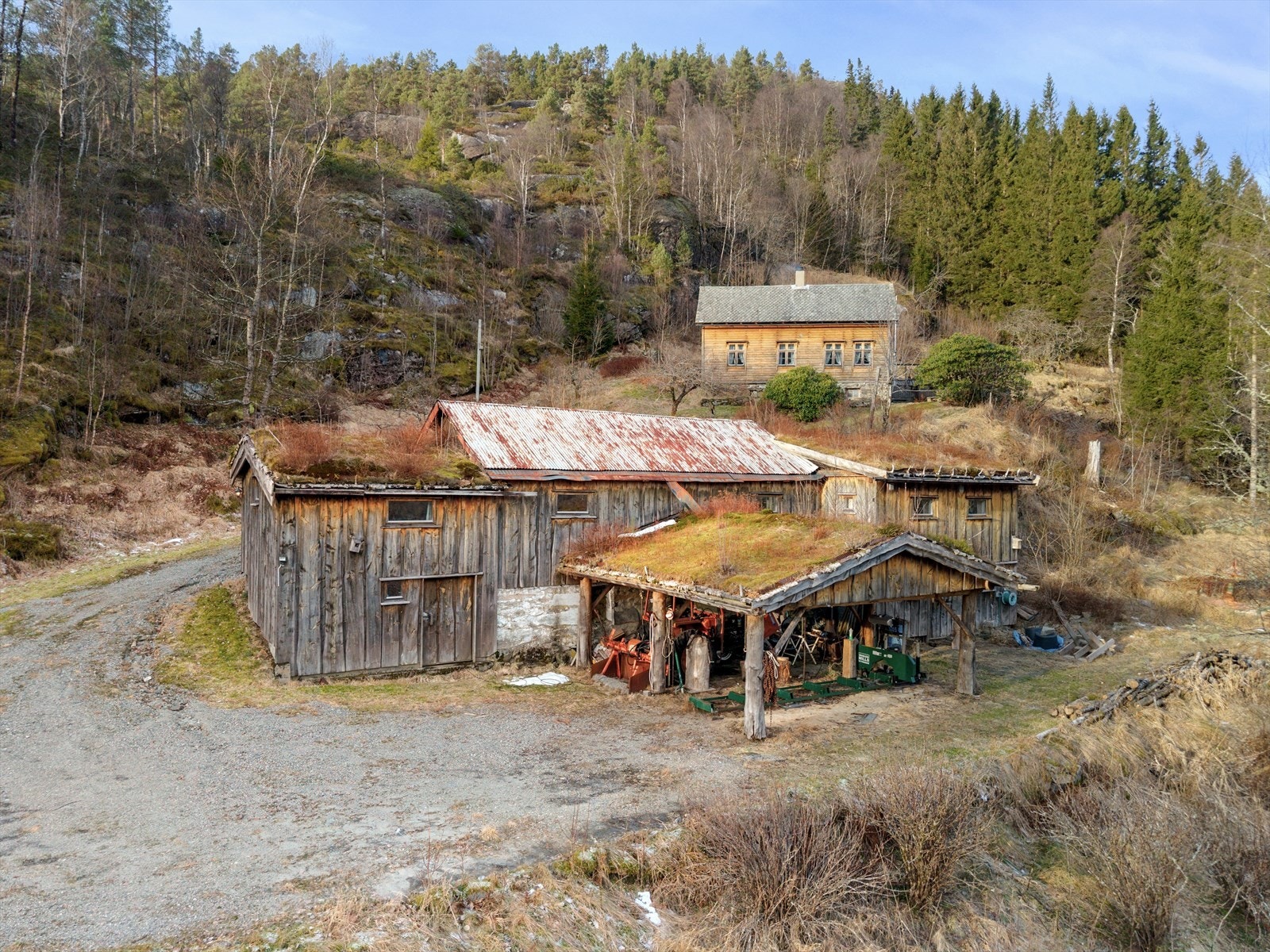 Eldre fjøs/uthus med leilegheit og verkstad (Leilegheit er ikkje omsøkt og godkjent) Galleribilde