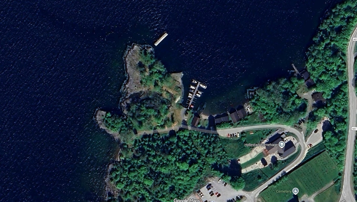 Det følger også med ein båtplass i Hyllestad båtlag sammen med ein 14 fots Askeladden med kalesj og rattstyring samt 10 hk påhengsmotor. Bilde hentet frå google maps Galleribilde