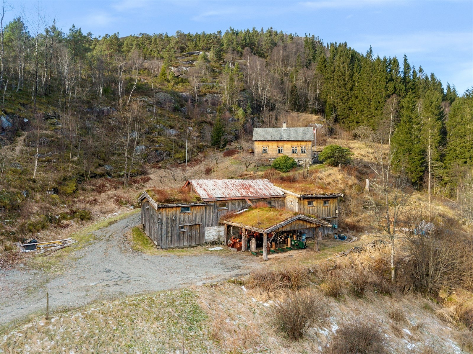 ... Eldre fjøs/uthus med leilighet og verksted (høyre side), Systue (venstre side) og carport som pr dags dato er brukt som sagbruk Galleribilde