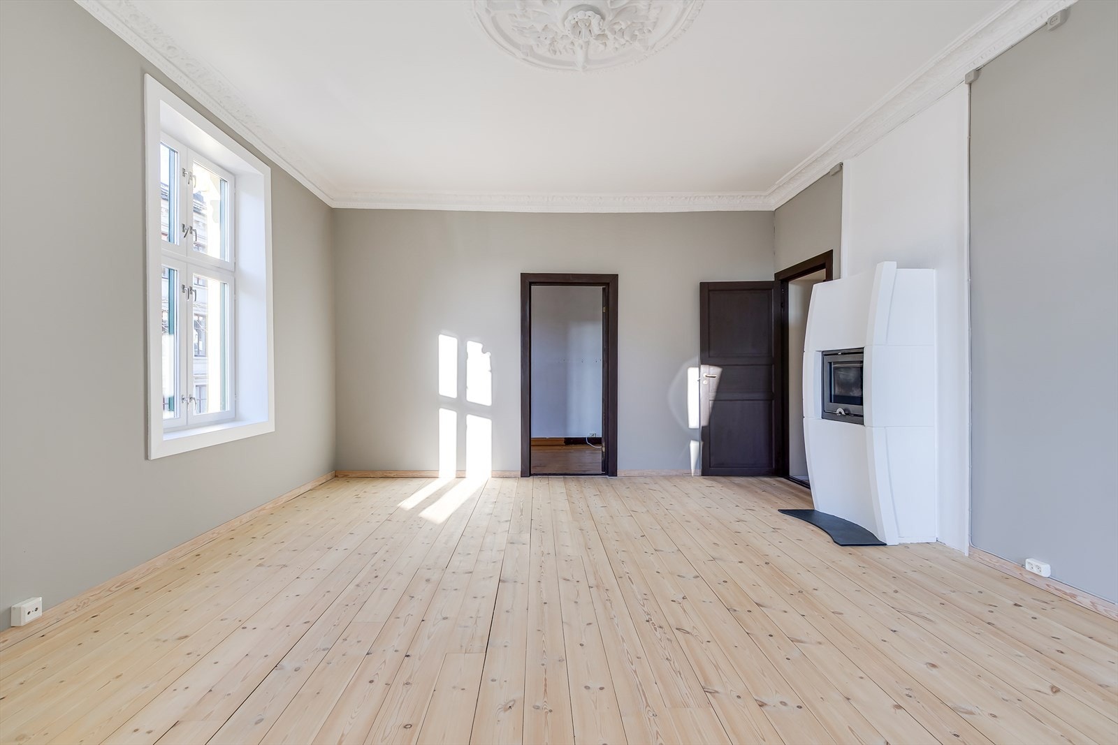 Stuen har en luftig atmosfære med god takhøyde og store vindusflater som slipper inn rikelig med naturlig lys. Galleribilde