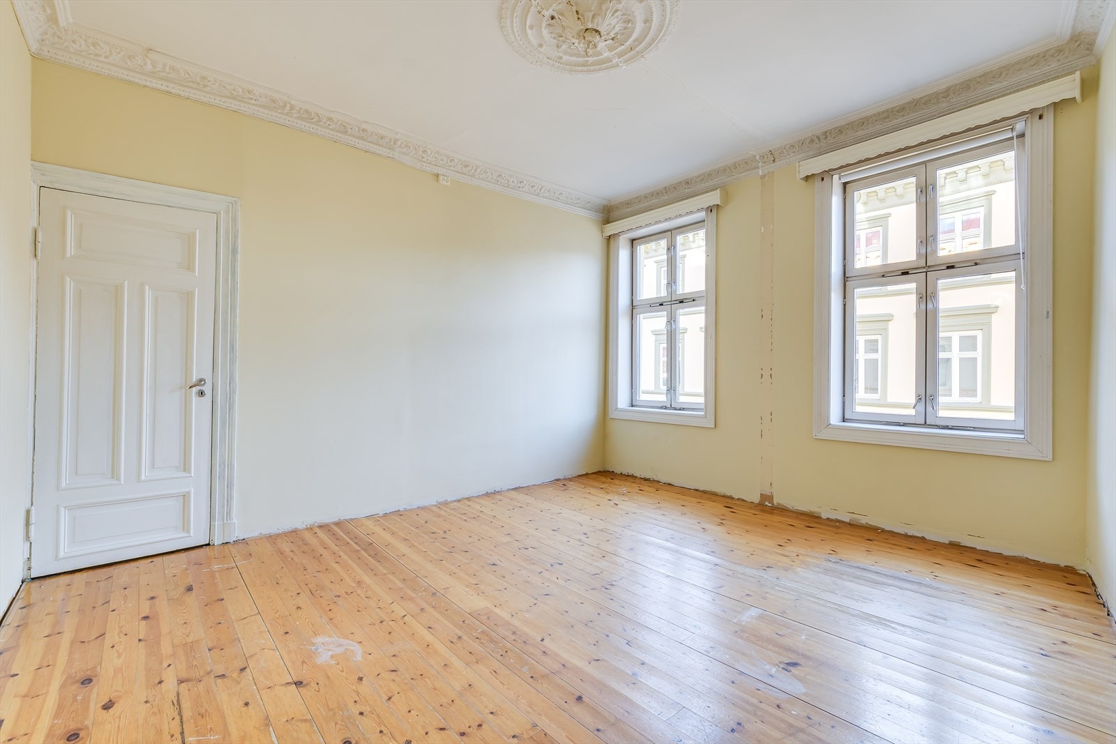 Her var det tidligere en lettvegg som delte rommet i to for å gi boligen 3 soverom. Galleribilde