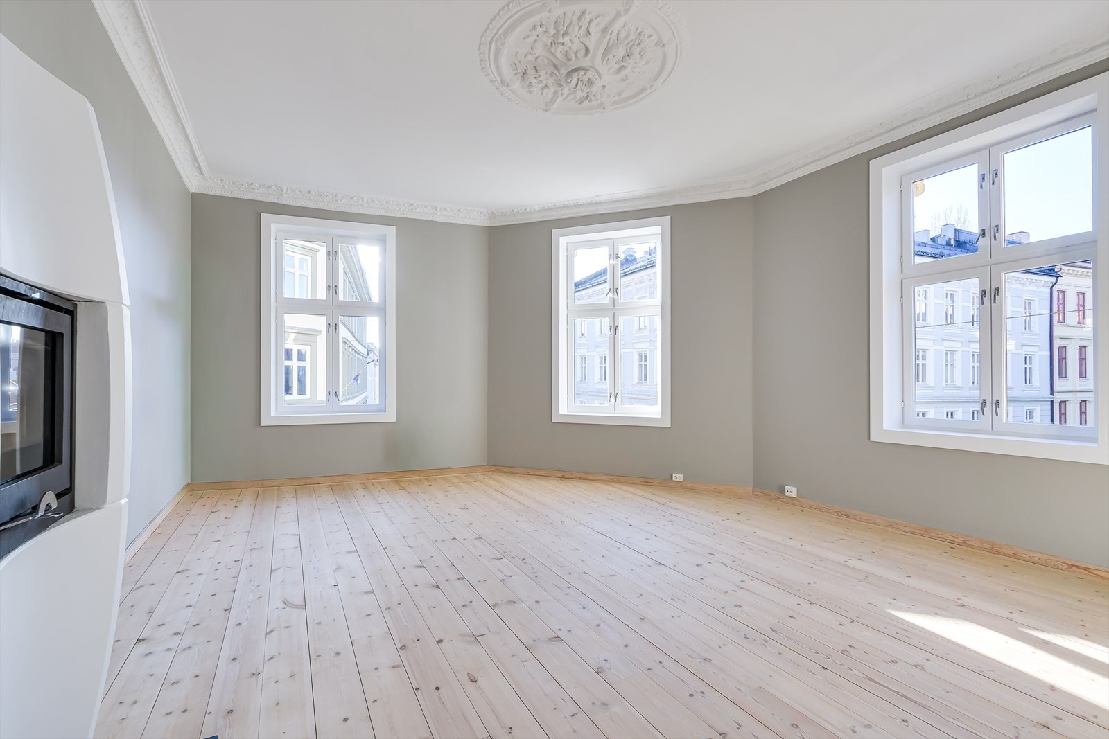 Stuen er romslig og har gode lysforhold utover ettermiddagen. Galleribilde