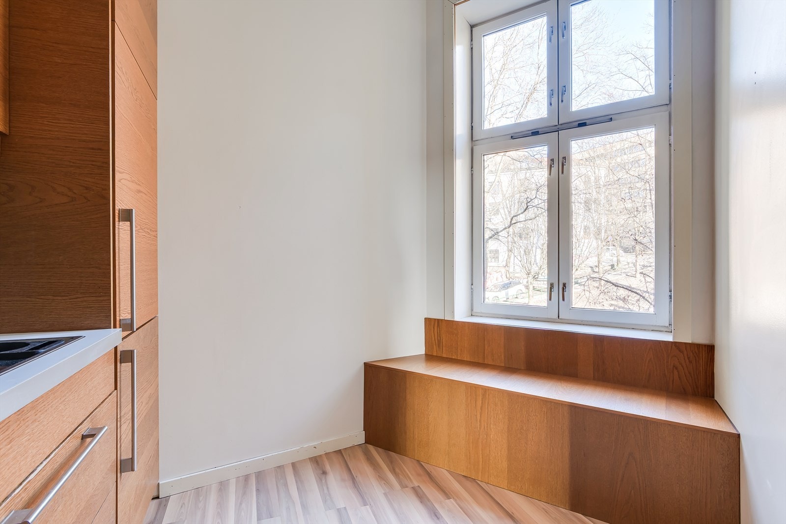 Kjøkken vender inn mot bakgård og er gjort om til soverom av andre naboleiligheter. Galleribilde