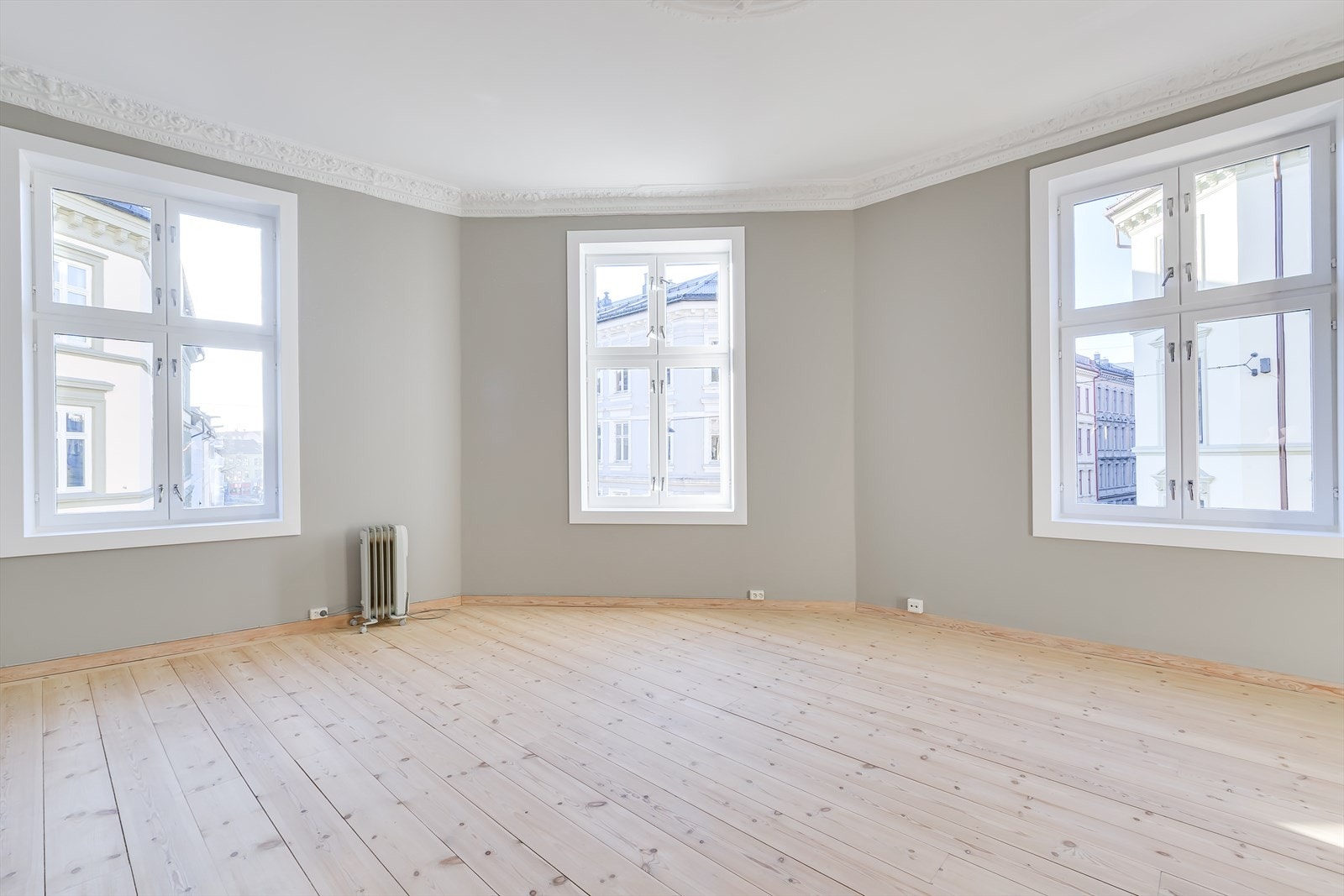 Hjørneleilighet hvor stuen nylig er pusset opp med slipte tregulv og malte vegger. Galleribilde