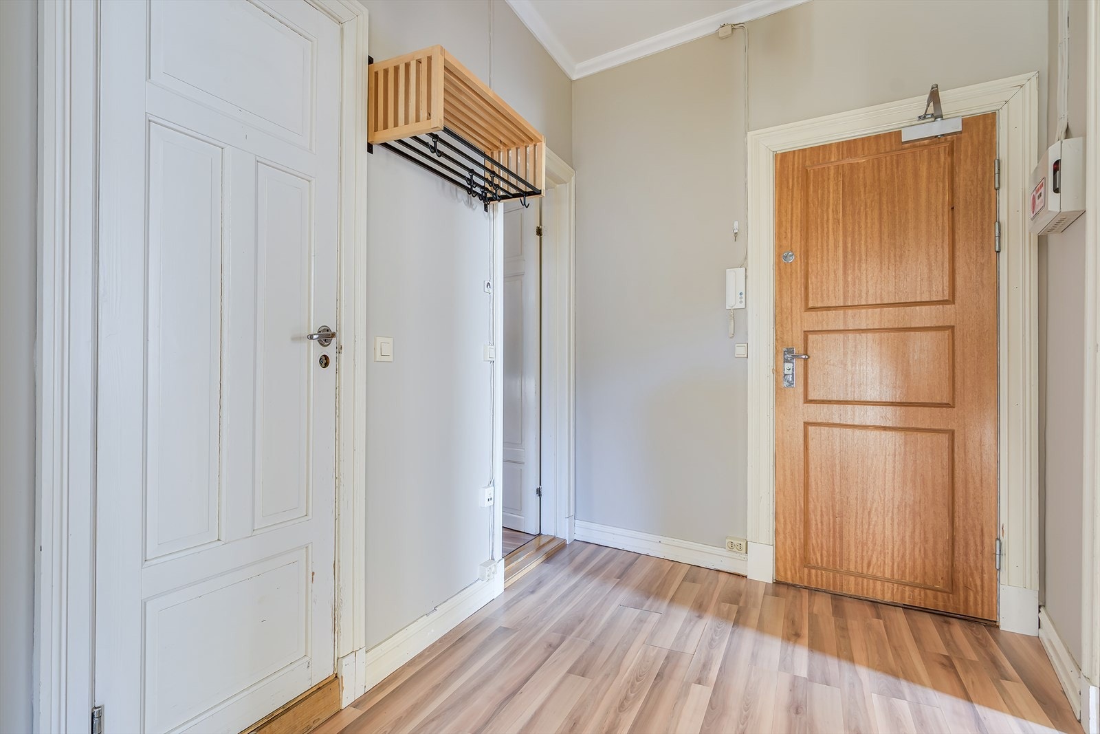 Entré byr på plass til å henge fra seg yttertøy og plassering av sko. Galleribilde