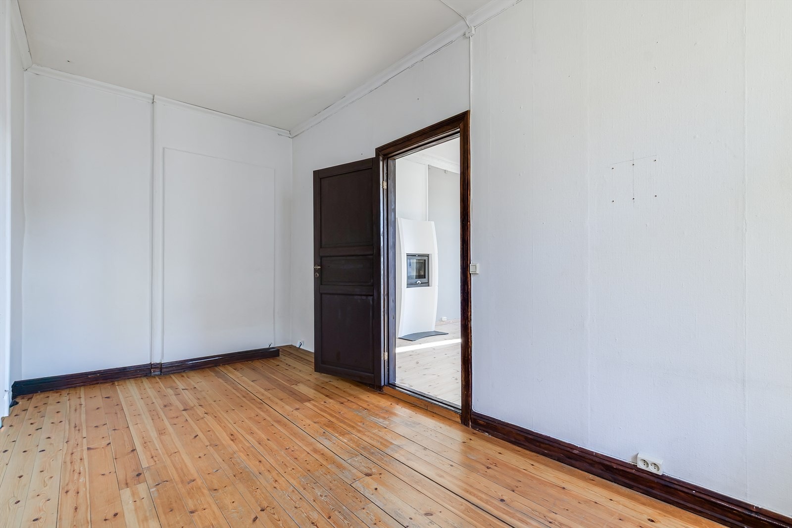 To av naboleilighetene har flyttet kjøkken hit og åpnet opp til stuen for en større sosiale sone. Galleribilde