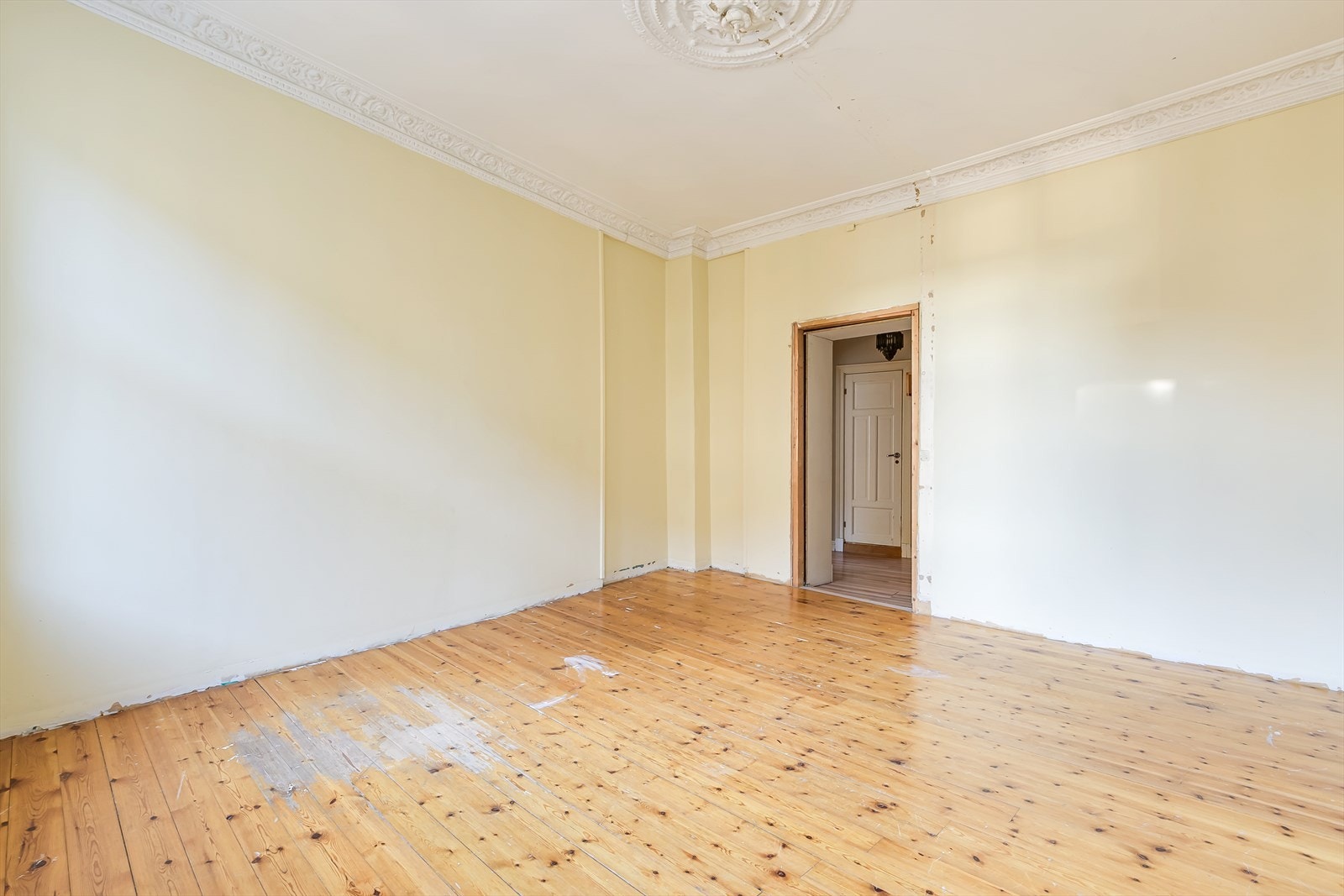 Gulv, vegger, himling, stukkatur og rosett bør pusses opp. Galleribilde