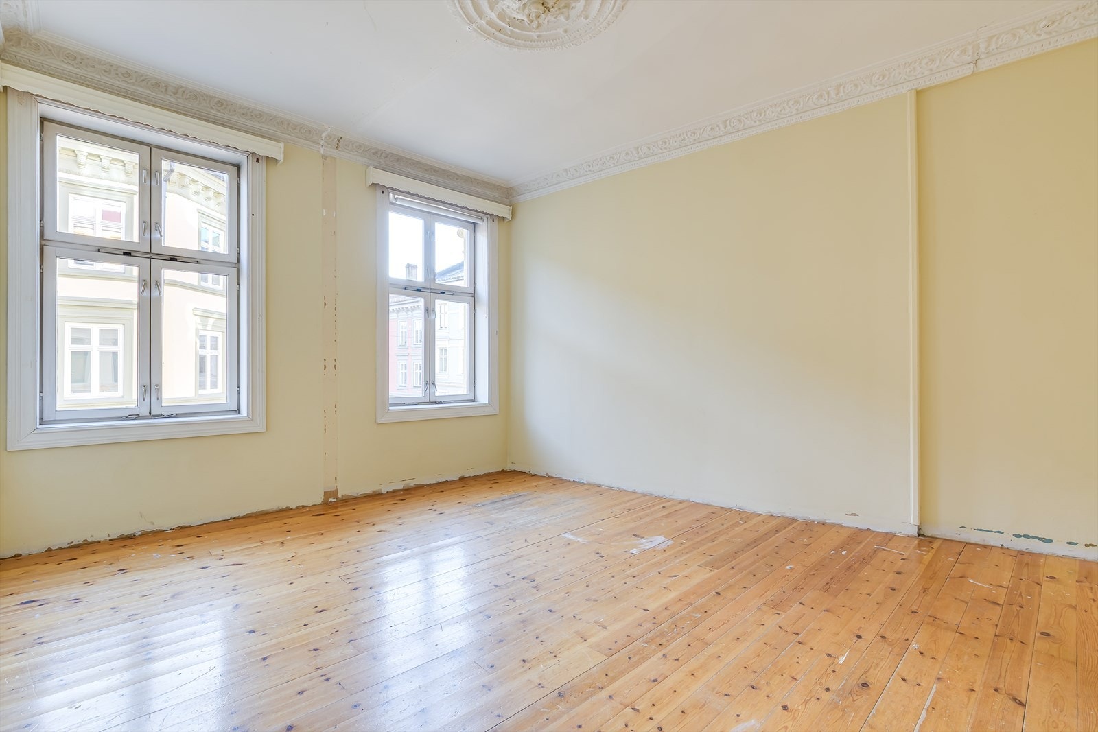 Stort hovedsoverom med plass til dobbeltseng og garderobeløsning. Galleribilde