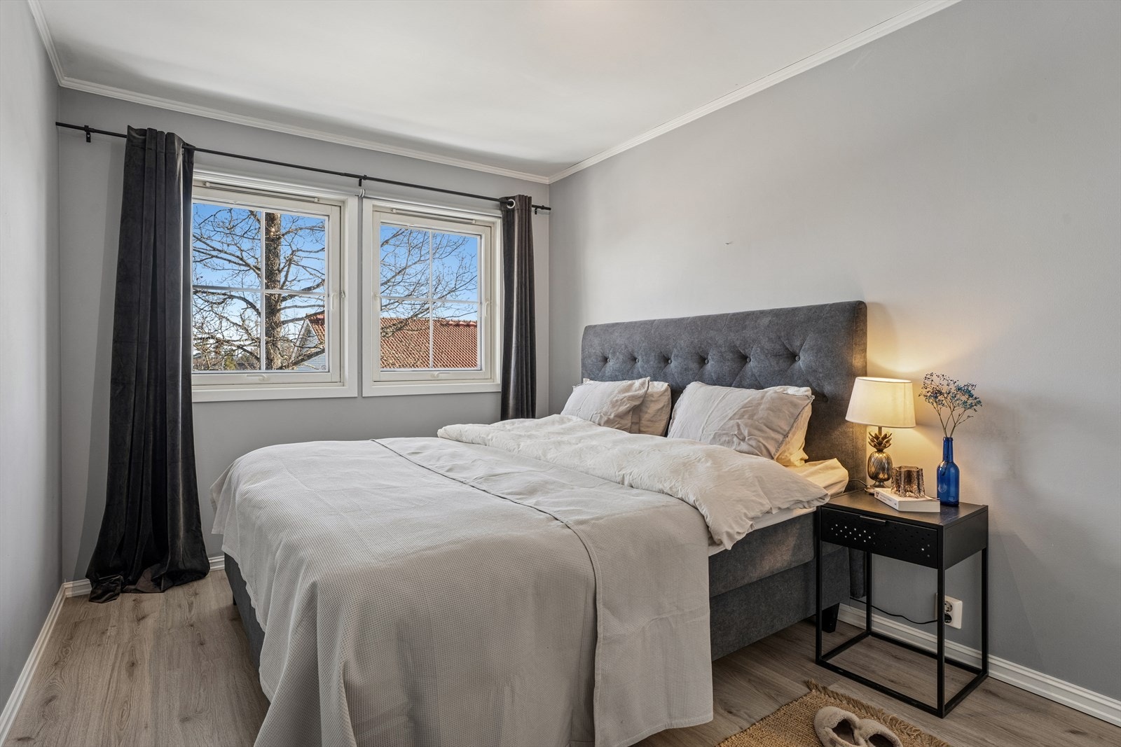 Hovedsoverommet fremstår som romslig og innbydende med god plass til dobbeltseng, nattbord og garderobeløsning. Galleribilde