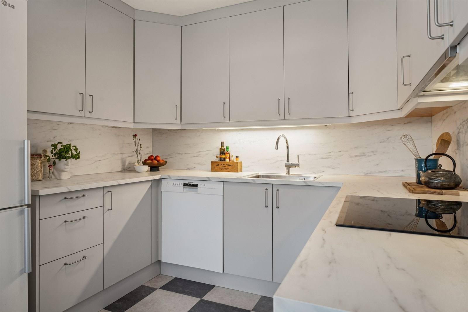 En ny platetopp og integrert stekeovn ble installert i 2025 av Nesodden elektro. Ny kjøkkenventilator med avtrekk ut ble installert i 2025 av Norsk kjøkkenfornying. Galleribilde