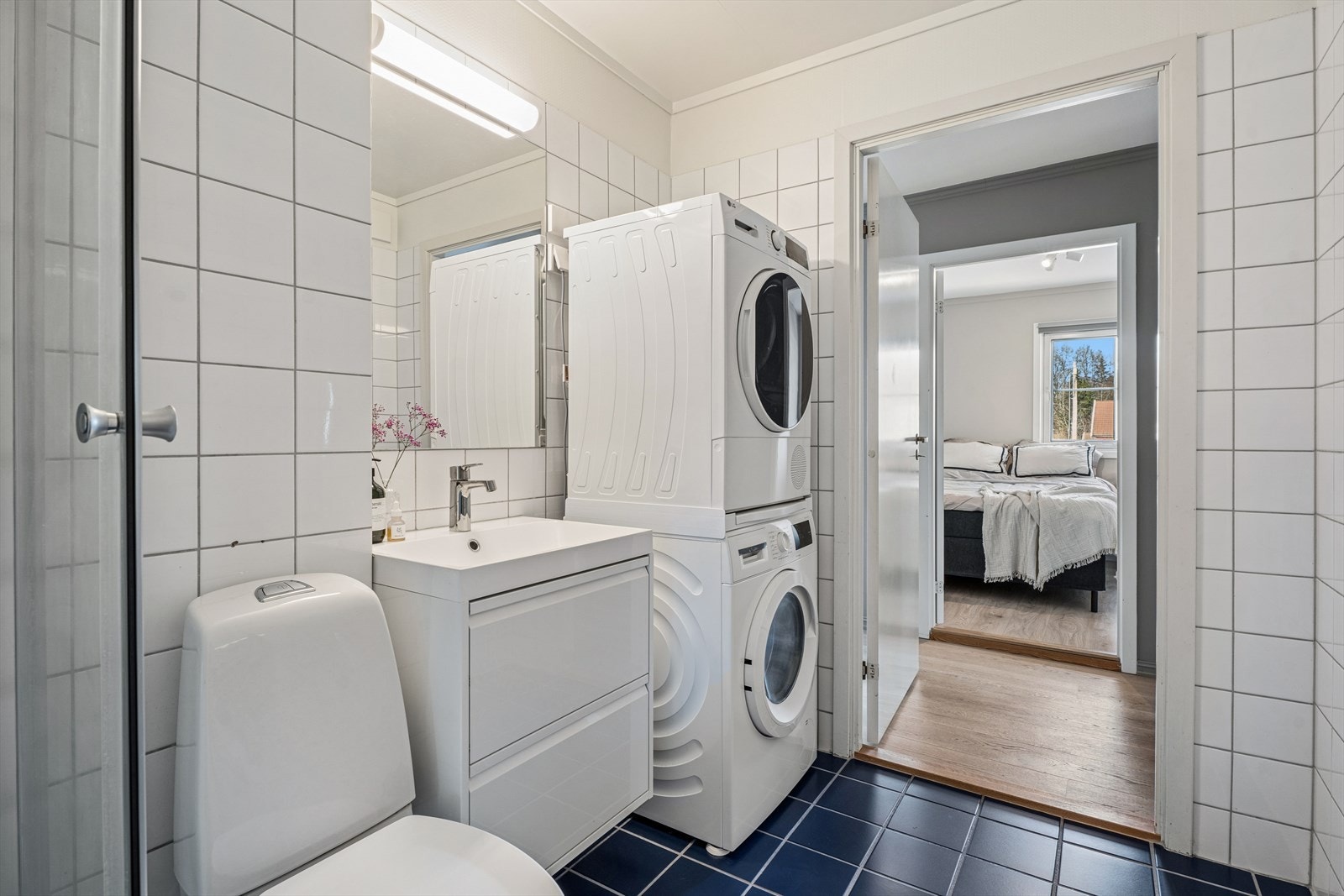 Badet er utstyrt med baderomsinnredning, servant med ett-greps blandebatteri, speil (fra 2023) og lys (fra 2023). Et nytt servantmøbel, servant og dusjkabinett ble installert i 2025. Opplegg for vaskemaskin er tilgjengelig. Galleribilde