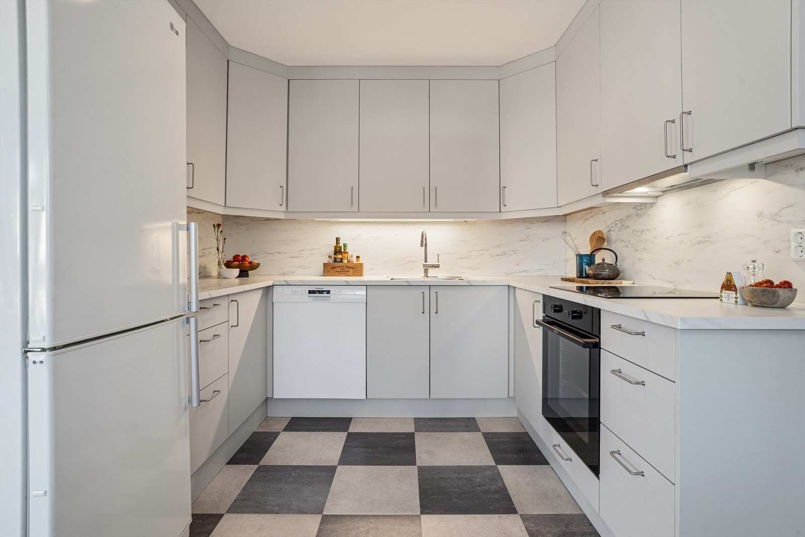 Kjøkkenet har malt kjøkkeninnredning med skrog fra byggeåret, supplert med nye fronter og benkeplater fra 2025 (Norsk kjøkkenfornying). Galleribilde