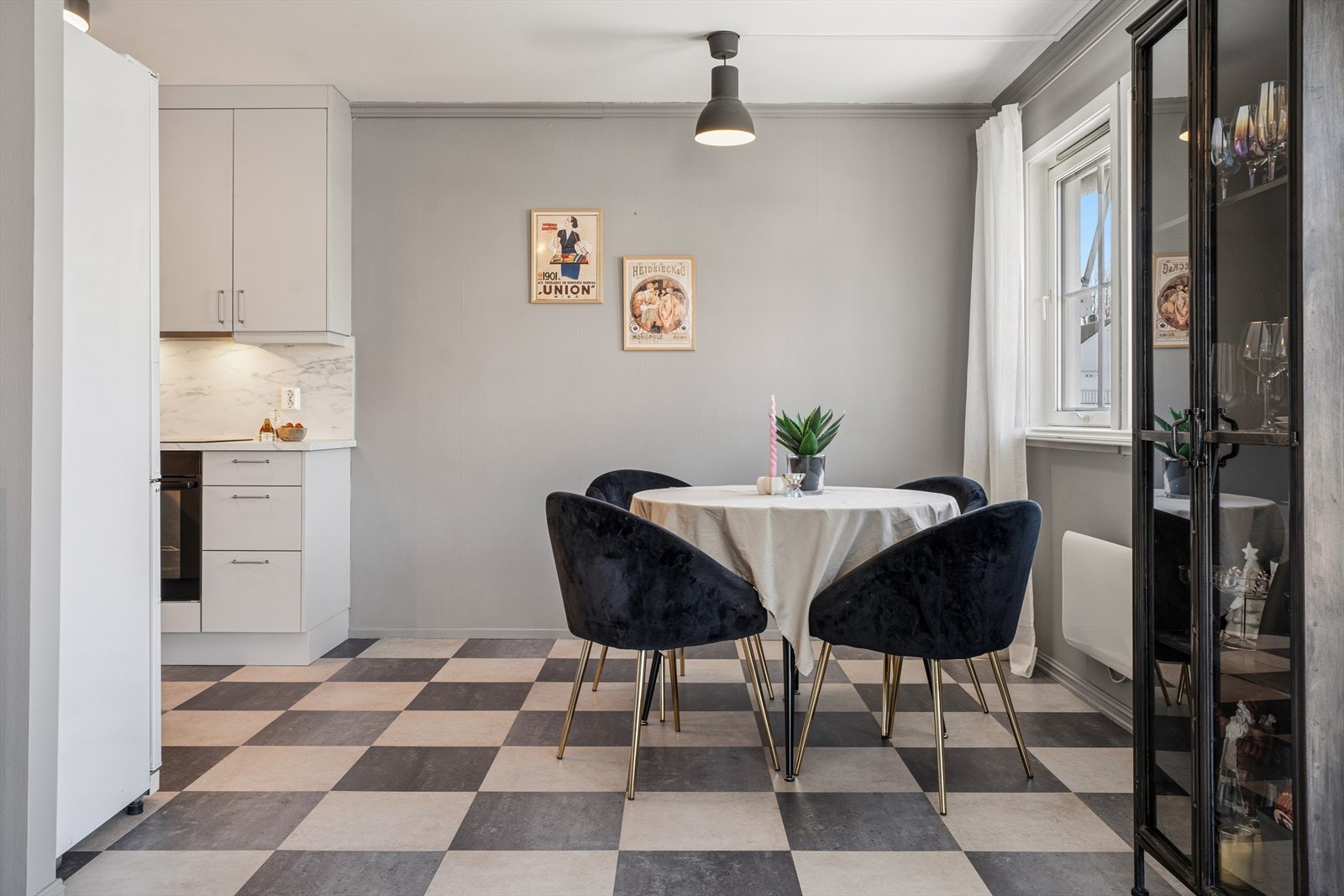 Den åpne løsningen gir en sosial sone med plass til spisebord i tilknytning til kjøkkenet. Galleribilde