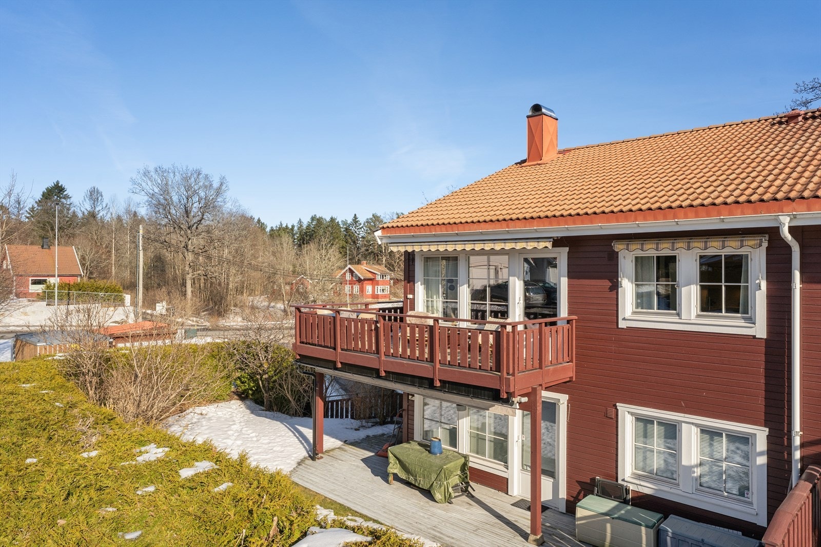 Bygget har yttervegger i trepanel som ble behandlet utvendig i 2023. Ytterkledning på bod malt utvendig samme år. Galleribilde