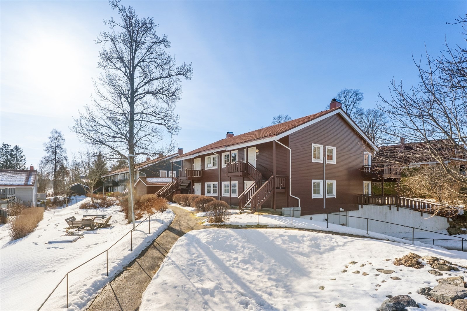 Leiligheten disponerer en bod på 5 m² i et felles, frittstående bygg (ikke fremvist bruksrett til boden). Galleribilde