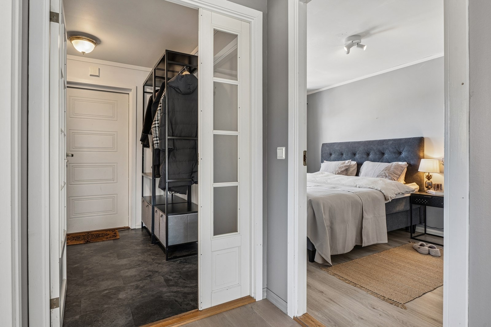 Gangen er boligens bindeledd og har videre adkomst til boligens tre soverom. Galleribilde