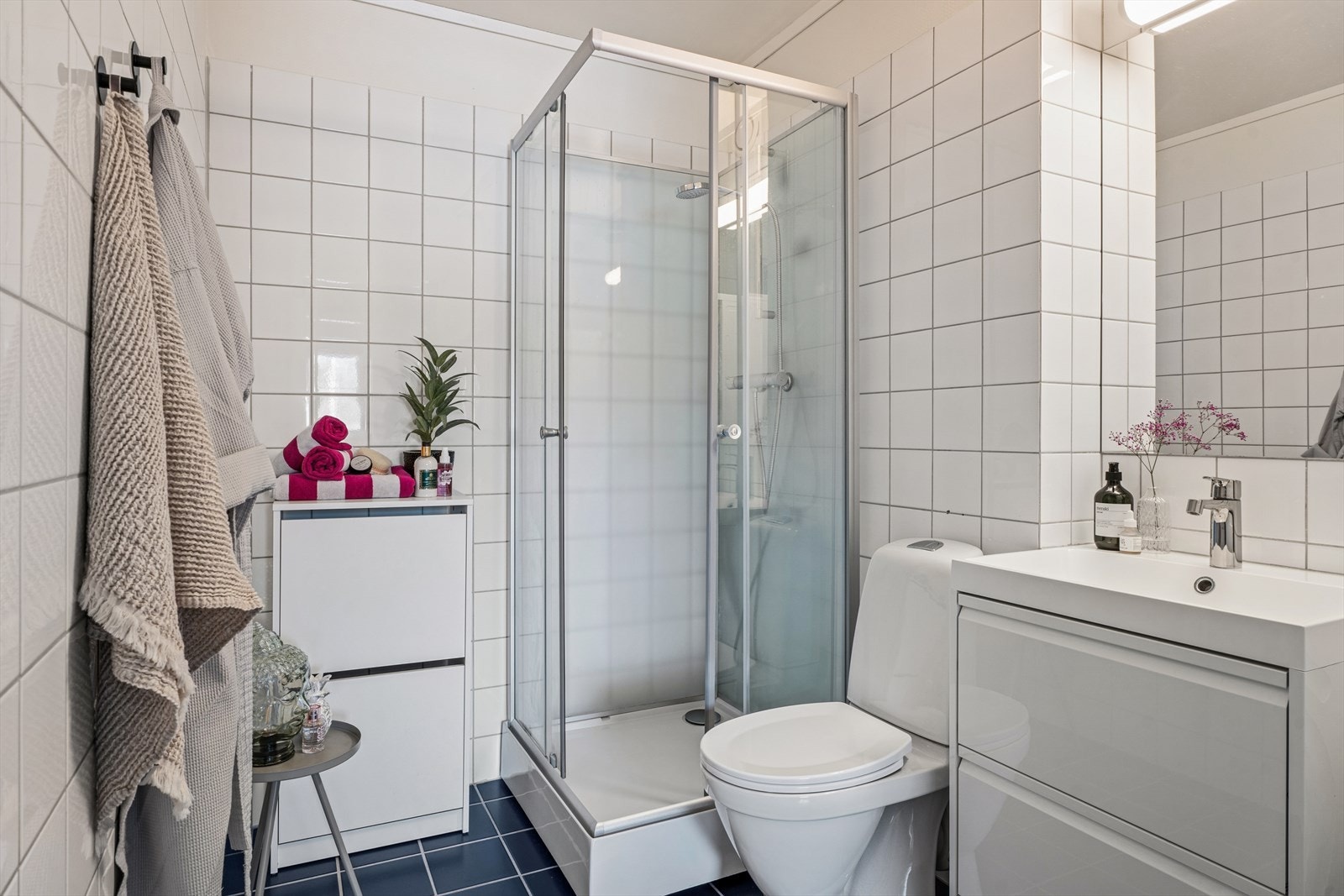 Badet, etablert i byggeåret, har flislagt gulv med gulvvarme. Veggene er kledd med fliser og malte flater, mens himlingen har malte flater. Galleribilde