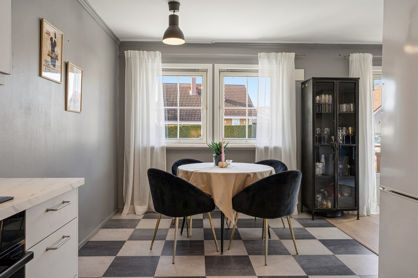 Spiseplass praktisk plassert mellom stue og kjøkken. Galleribilde