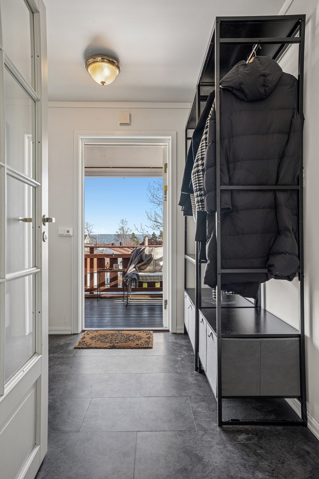 Her bor du sentralt og familievennlig, med tre soverom og en god planløsning, fordelt over ett plan som gir rom for hele familien. Galleribilde