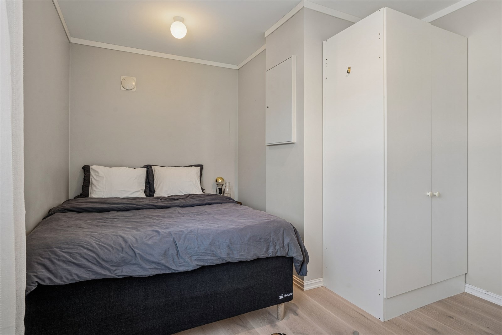 Soverom 2. Denne delen av rommet var opprinnelig kott, som i dag er inntatt som del av soverommet (delen er ikke bruksendret fra tilleggsdel til hoveddel). Galleribilde