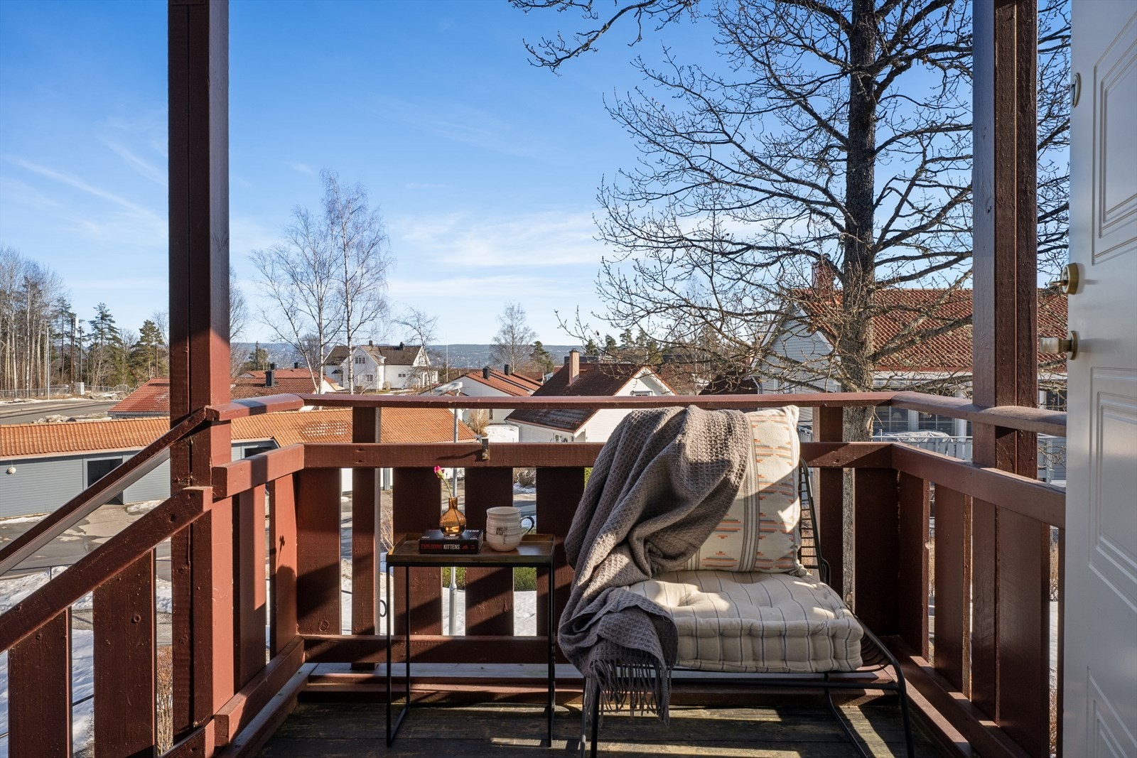 Uteplass i tilknytning til inngang. Galleribilde