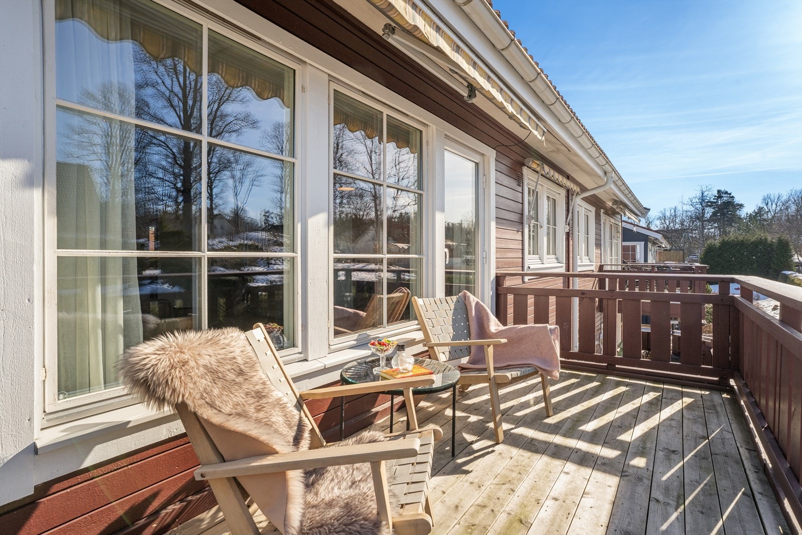 Montert markise på veranda. Galleribilde