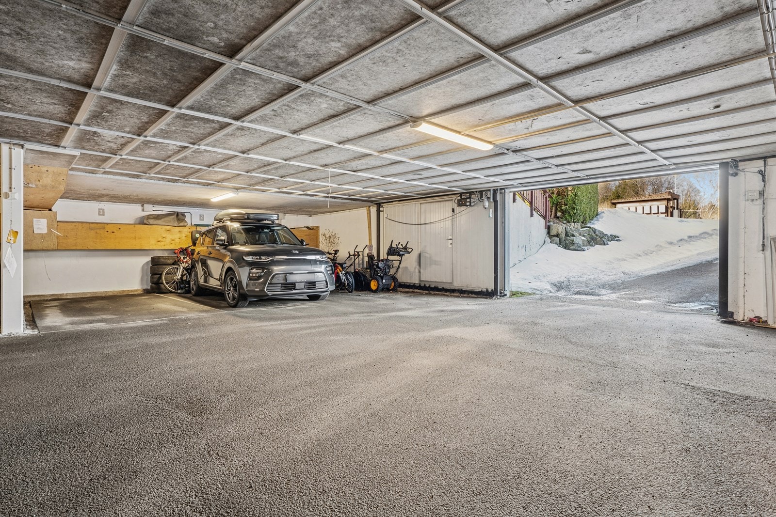 Med boligen følger det en garasjeplass i felles anlegg. Galleribilde