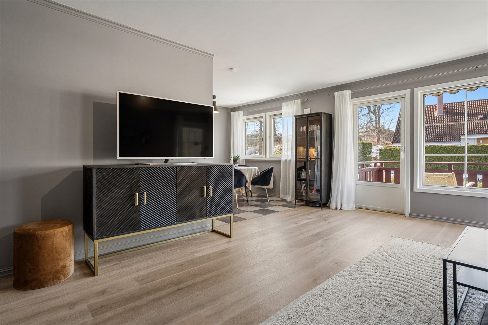 Fra stuen er det også direkte utgang til vestvendt veranda på ca. 13 m². Galleribilde