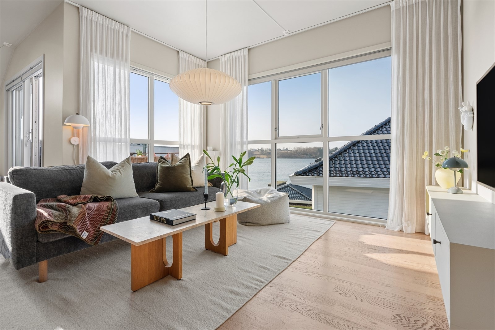 Fra stuen har du flott utsikt mot Hafrsfjord. Galleribilde