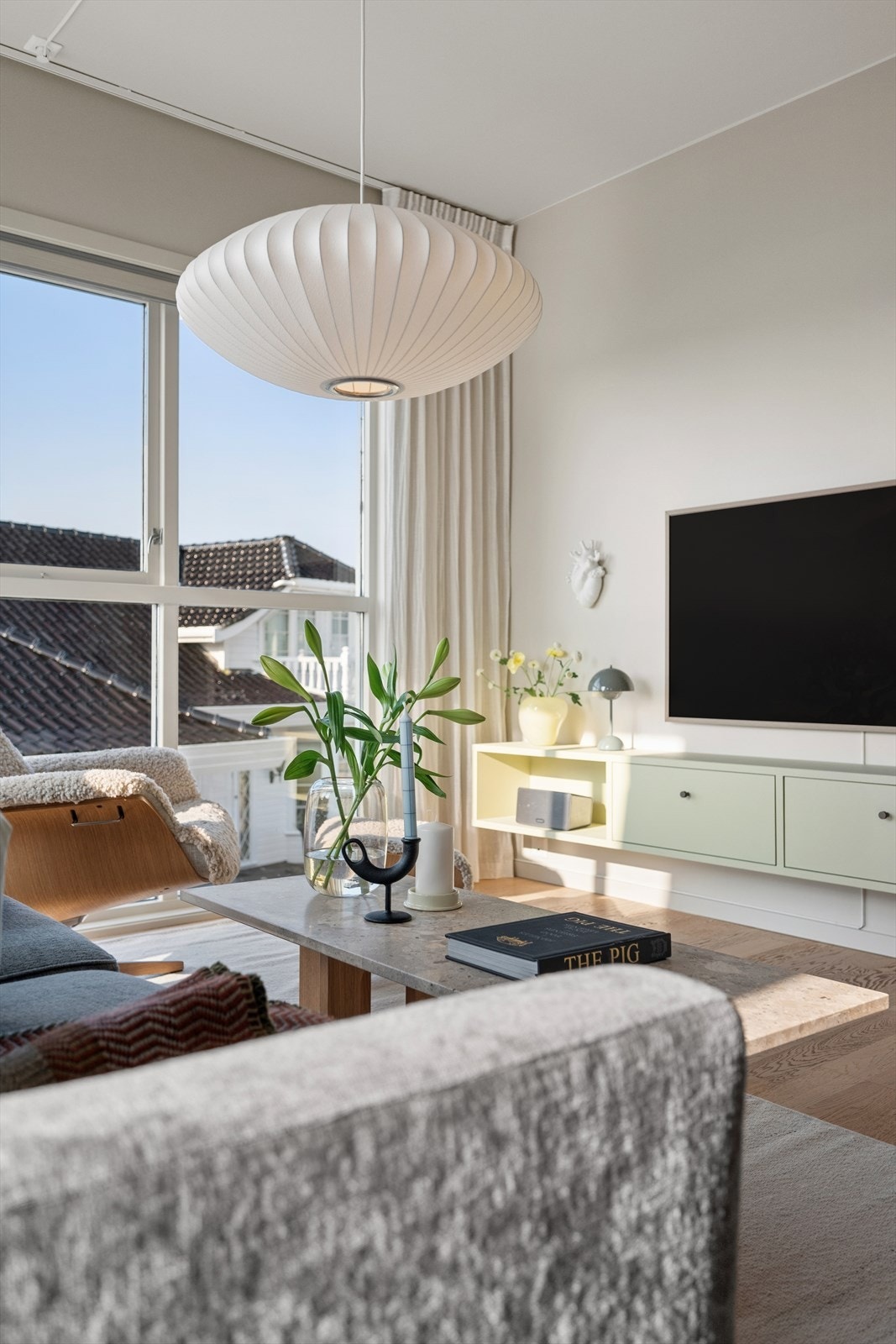 Vinduer med 2-lags glass, hvorav noen er fra 2021, sikrer god isolasjon. Galleribilde