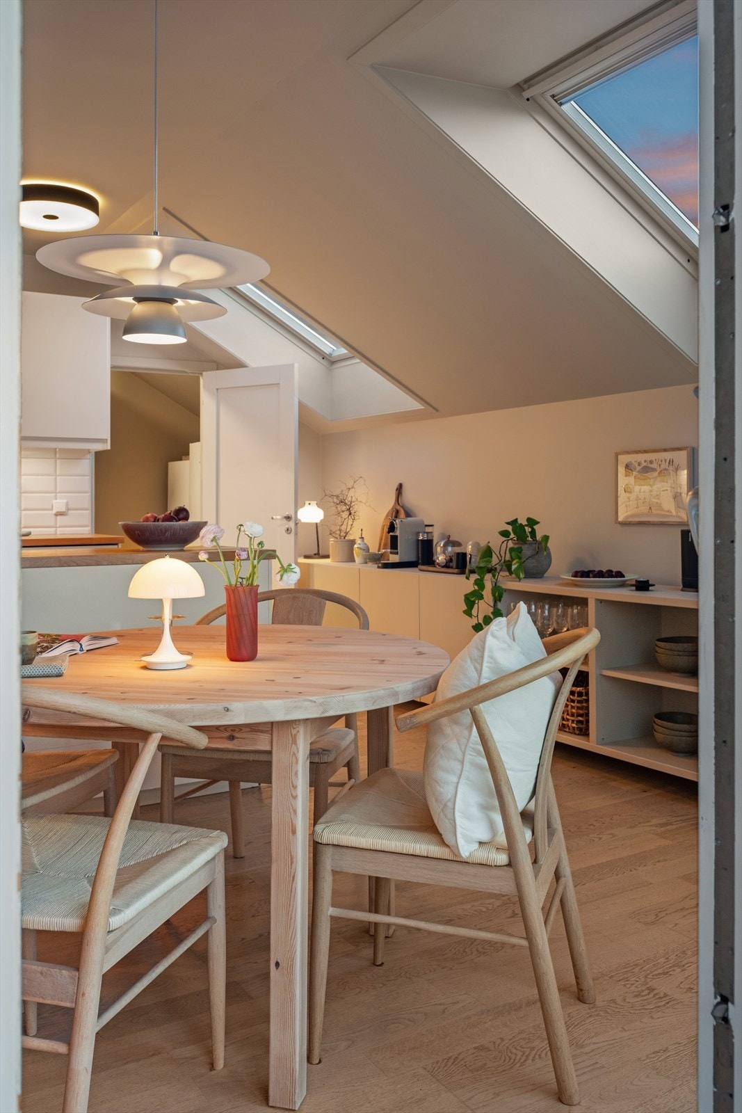 Den åpne løsningen gir en sosial og inkluderende atmosfære for hyggelige middager. Galleribilde