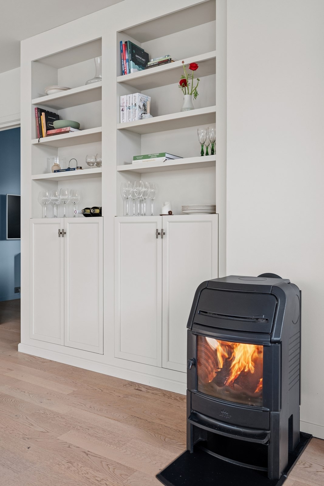 Vedovnen i stuen gir en lun atmosfære og bidrar med god varme. Galleribilde