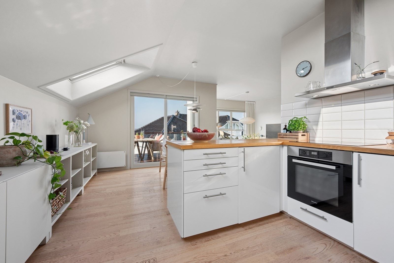 Kjøkkenet har en moderne innredning med glatte fronter og en praktisk kjøkkenøy. Galleribilde