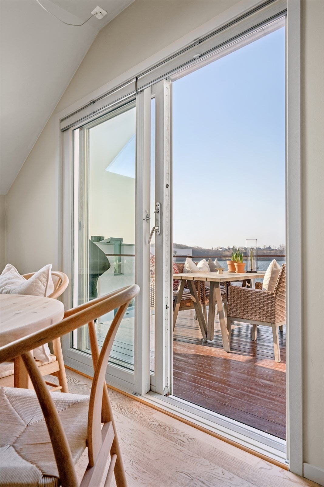 Altanen på 12 m² blir en naturlig forlengelse av stuen på varme dager. Galleribilde