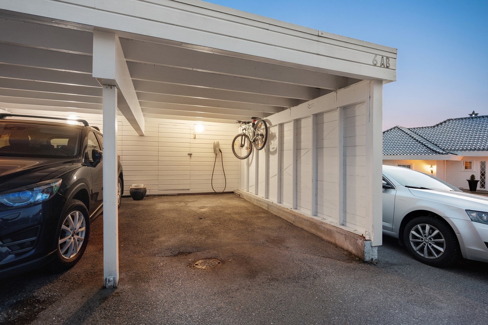 Det medfølger parkering i carport, med en tilhørende utvendig bod på 4 m². Galleribilde