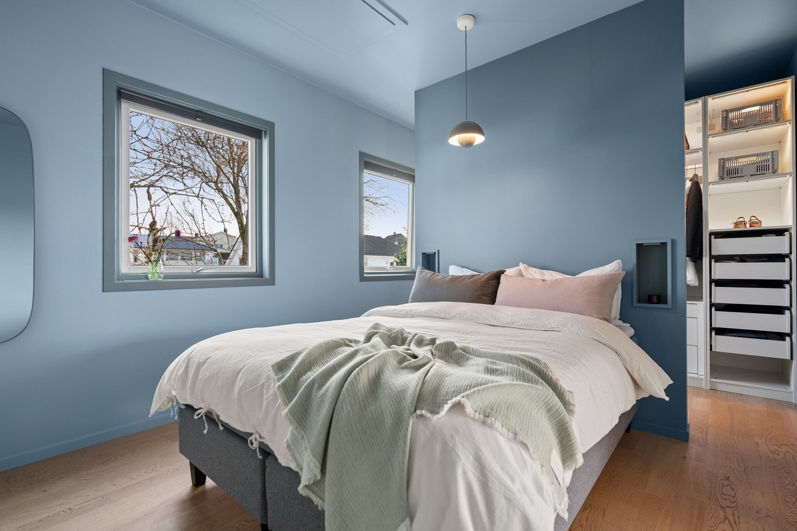 Leiligheten har to soverom. Hovedsoverommet har god plass til dobbeltseng. Galleribilde