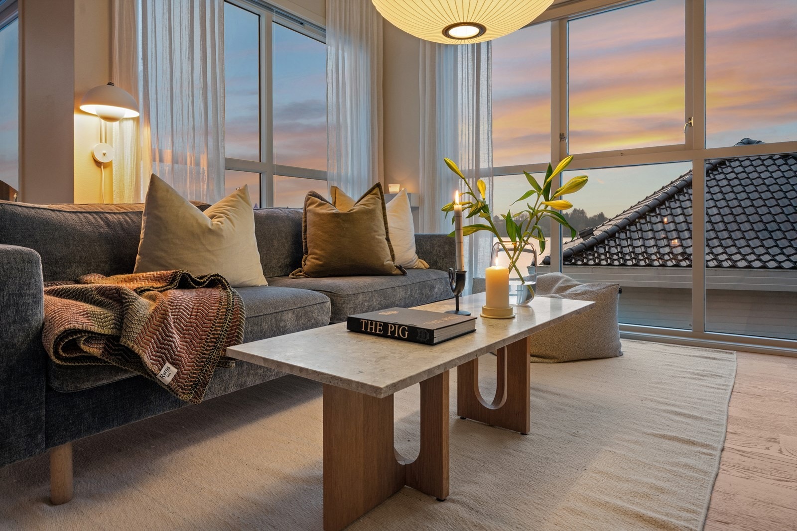 De malte, lyse flatene på vegger og i himling skaper en god base for personlig innredning. Galleribilde